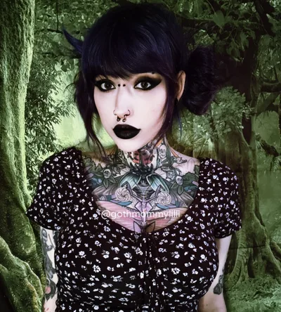 Goth M0mmy Lilli OnlyFans